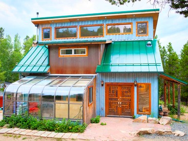 Luxurious Mountain Retreat with a Hot Tub near Denver, Colorado - glamping.directory