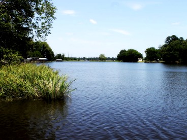 Family-Friendly Lakeside Cabin Rental with Great Fishing in East Texas - Gary City, Texas - glamping.directory