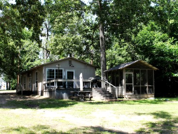 Family-Friendly Lakeside Cabin Rental with Great Fishing in East Texas - glamping.directory