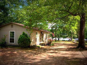 Family-Friendly Lakeside Cabin Rental with Great Fishing in East Texas - Gary City, Texas - glamping.directory
