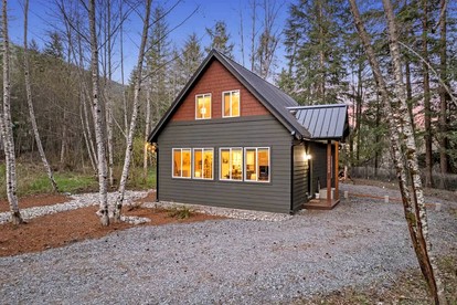 Serene Luxury Cabin with Private Hot Tub Near Mount Rainier National Park, Ashford, Washington - Ashford, Washington - glamping.directory
