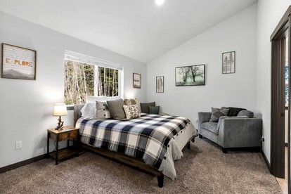 Serene Luxury Cabin with Private Hot Tub Near Mount Rainier National Park, Ashford, Washington - Ashford, Washington - glamping.directory