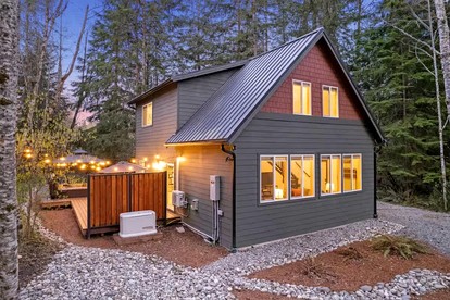 Serene Luxury Cabin with Private Hot Tub Near Mount Rainier National Park, Ashford, Washington - glamping.directory