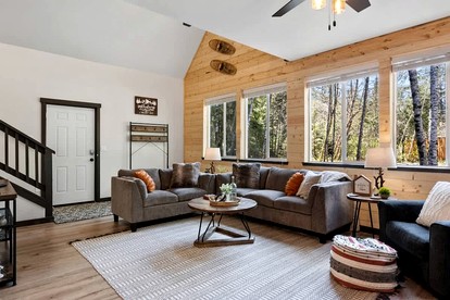 Serene Luxury Cabin with Private Hot Tub Near Mount Rainier National Park, Ashford, Washington - Ashford, Washington - glamping.directory