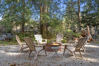 Serene Luxury Cabin with Private Hot Tub Near Mount Rainier National Park, Ashford, Washington - Ashford, Washington - glamping.directory