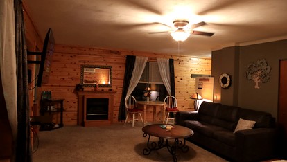 Cozy Cabin Retreat Close to Rivers and Lakes in Eureka Springs, Arkansas - Eureka Springs, Arkansas - glamping.directory