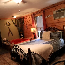 Cozy Cabin Retreat Close to Rivers and Lakes in Eureka Springs, Arkansas - Eureka Springs, Arkansas - glamping.directory