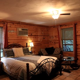 Cozy Cabin Retreat Close to Rivers and Lakes in Eureka Springs, Arkansas - Eureka Springs, Arkansas - glamping.directory