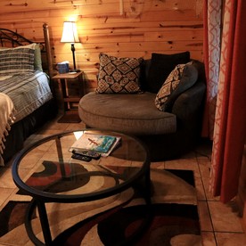 Cozy Cabin Retreat Close to Rivers and Lakes in Eureka Springs, Arkansas - Eureka Springs, Arkansas - glamping.directory