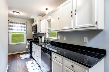 Log Cabin with new Hot Tub, Fire Pit and Game Room - Perfect for Your Family Getaway in Harpers Ferry, WV - Harpers Ferry, West Virginia - glamping.directory