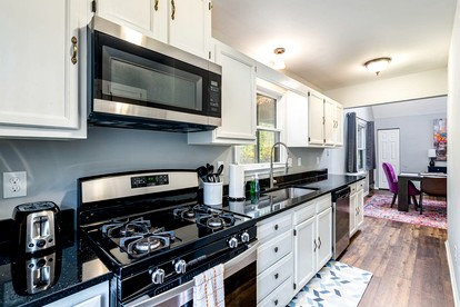 Log Cabin with new Hot Tub, Fire Pit and Game Room - Perfect for Your Family Getaway in Harpers Ferry, WV - Harpers Ferry, West Virginia - glamping.directory
