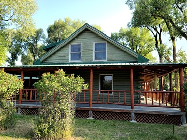 Beautiful Cabin Comfortable for Groups in Riverside, Wyoming - glamping.directory