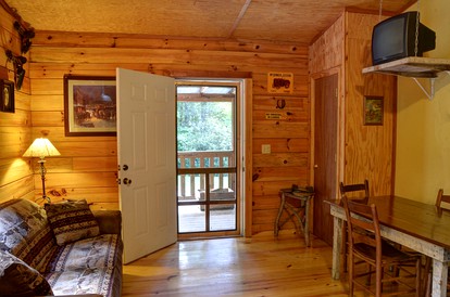 Cozy Creekside Cabin Rental near Cherokee, North Carolina - Cherokee, North Carolina - glamping.directory