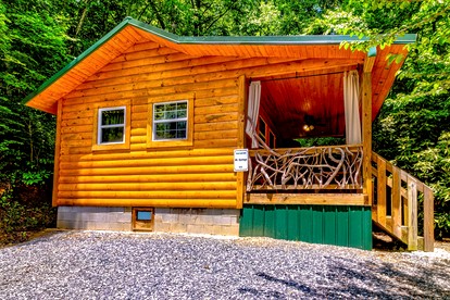 Cozy Creekside Cabin Rental near Cherokee, North Carolina - Cherokee, North Carolina - glamping.directory