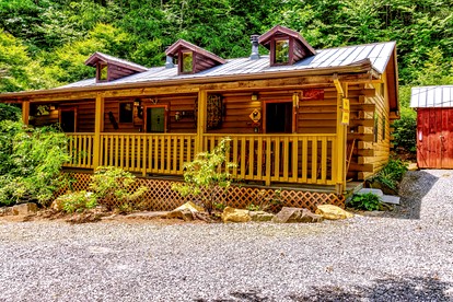 Cozy Creekside Cabin Rental near Cherokee, North Carolina - glamping.directory