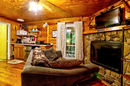 Cozy Creekside Cabin Rental near Cherokee, North Carolina - Cherokee, North Carolina - glamping.directory