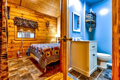 Cozy Creekside Cabin Rental near Cherokee, North Carolina - Cherokee, North Carolina - glamping.directory