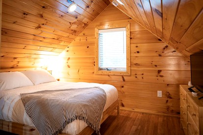 Tiny Luxury Getaway: Cabin in Todd, North Carolina with Hot Tub, Scenic Views, and Lounge Perfection - Todd, North Carolina - glamping.directory
