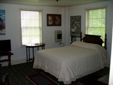 Cozy Bed and Breakfast Room Rental in The Finger Lakes Area, New York - Jerusalem, New York - glamping.directory