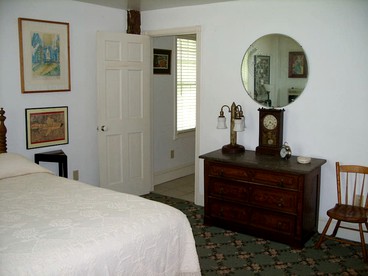 Cozy Bed and Breakfast Room Rental in The Finger Lakes Area, New York - Jerusalem, New York - glamping.directory