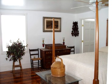 Cozy Bed and Breakfast Room Rental in The Finger Lakes Area, New York - Jerusalem, New York - glamping.directory