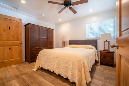 Spacious and Pet-Friendly Sunny Yellow Cabin for a Wonderful Escape by the Trinity River in California - Big Flat, California - glamping.directory