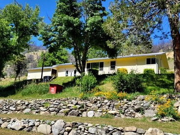 Spacious and Pet-Friendly Sunny Yellow Cabin for a Wonderful Escape by the Trinity River in California - glamping.directory