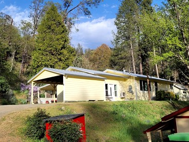 Spacious and Pet-Friendly Sunny Yellow Cabin for a Wonderful Escape by the Trinity River in California - Big Flat, California - glamping.directory