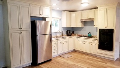 Spacious and Pet-Friendly Sunny Yellow Cabin for a Wonderful Escape by the Trinity River in California - Big Flat, California - glamping.directory
