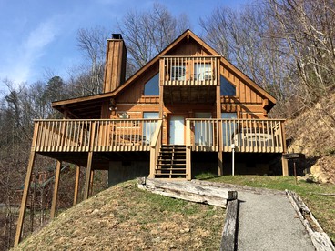 Secluded Log Cabin with Incredible Smoky Mountain Views near Gatlinburg, Tennessee - glamping.directory