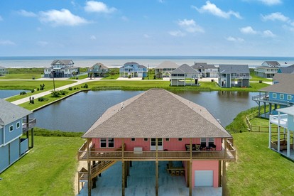 Glorious Beach House with Fantastic Sights in Crystal Beach, Texas - Crystal Beach, Texas - glamping.directory