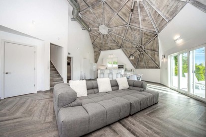 Modern 3-Bedroom Lakefront Home with Pool, Patio & Private Helipad in Clermont, Florida - Clermont, Florida - glamping.directory