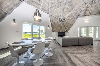 Modern 3-Bedroom Lakefront Home with Pool, Patio & Private Helipad in Clermont, Florida - Clermont, Florida - glamping.directory