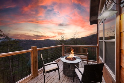 Splendid Luminous Cabin with Spa and Fire Pit in Sevierville, Tennessee - Sevierville, Tennessee - glamping.directory