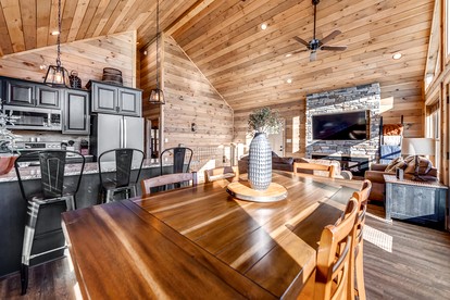 Splendid Luminous Cabin with Spa and Fire Pit in Sevierville, Tennessee - Sevierville, Tennessee - glamping.directory