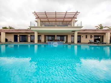 Magnificent Oceanfront Villa with Infinity Pool and Hot Tub in Kailua-Kona, Hawaii - glamping.directory
