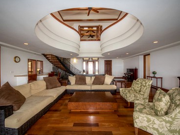 Magnificent Oceanfront Villa with Infinity Pool and Hot Tub in Kailua-Kona, Hawaii - Kailua-Kona, Hawaii - glamping.directory