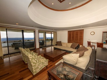 Magnificent Oceanfront Villa with Infinity Pool and Hot Tub in Kailua-Kona, Hawaii - Kailua-Kona, Hawaii - glamping.directory
