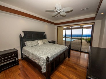 Magnificent Oceanfront Villa with Infinity Pool and Hot Tub in Kailua-Kona, Hawaii - Kailua-Kona, Hawaii - glamping.directory