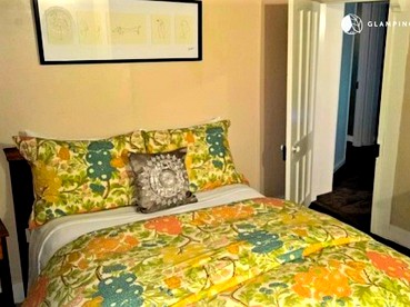 Charming Waterfront Rental for a Weekend Getaway near Mohawk State Park, Connecticut - Cornwall Bridge, Connecticut - glamping.directory