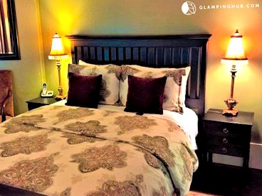 Charming Waterfront Rental for a Weekend Getaway near Mohawk State Park, Connecticut - Cornwall Bridge, Connecticut - glamping.directory