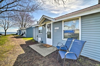 Lakefront Cottage with Fire Pit, Beach & Pet Friendly in Houghton Lake, Michigan - Houghton Lake, Michigan - glamping.directory