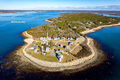 Peaceful Oceanfront Villa in Bourne, Massachusetts - Bourne, Massachusetts - glamping.directory