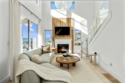Peaceful Oceanfront Villa in Bourne, Massachusetts - Bourne, Massachusetts - glamping.directory