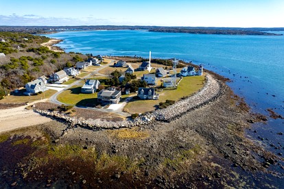 Peaceful Oceanfront Villa in Bourne, Massachusetts - Bourne, Massachusetts - glamping.directory