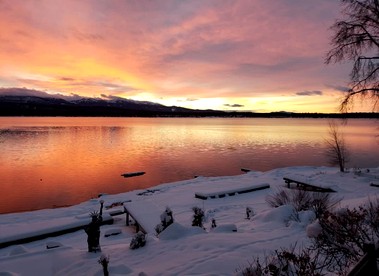 Peaceful Waterfront Retreat with Fire Pit & Nature-Filled Surroundings in McCall, Idaho - McCall, Idaho - glamping.directory