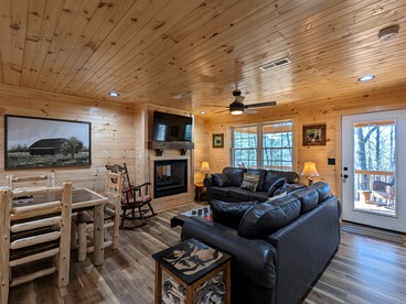 Serene Group Getaway Cabin with Private Hot Tub and Grill near the Smokies in Sevierville, Tennessee - Sevierville, Tennessee - glamping.directory