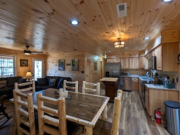 Serene Group Getaway Cabin with Private Hot Tub and Grill near the Smokies in Sevierville, Tennessee - Sevierville, Tennessee - glamping.directory