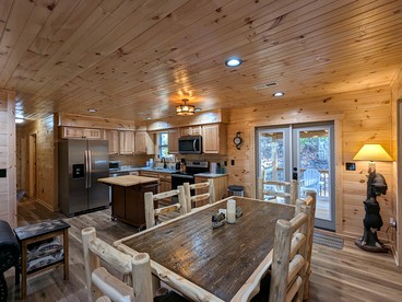 Serene Group Getaway Cabin with Private Hot Tub and Grill near the Smokies in Sevierville, Tennessee - Sevierville, Tennessee - glamping.directory