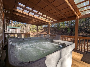 Serene Group Getaway Cabin with Private Hot Tub and Grill near the Smokies in Sevierville, Tennessee - Sevierville, Tennessee - glamping.directory